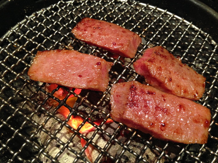 肉焼いてる
