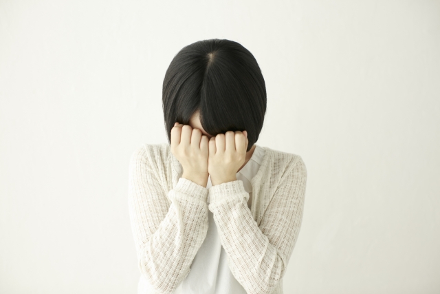 落ち込んでいる女性