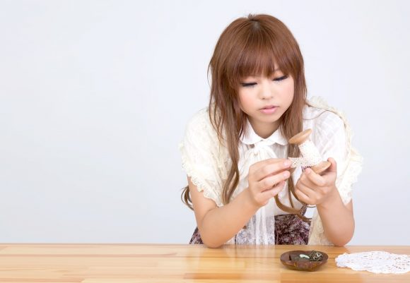 趣味に没頭する女性