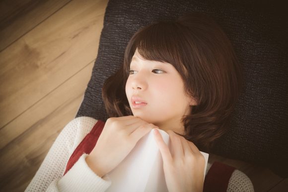恋愛に悩んで辛そうな女性