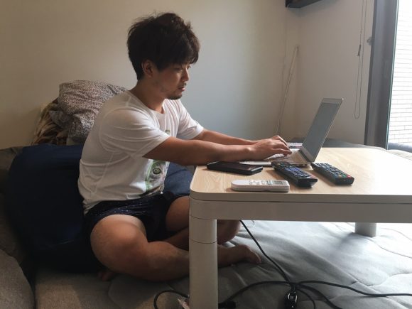 電話占いをするタロウ