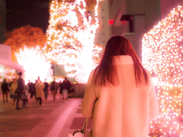 クリスマス一人で歩く女性