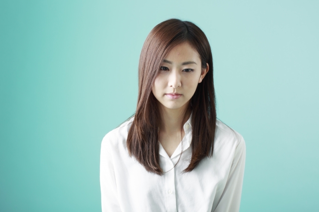 寂しくて元気がない女性