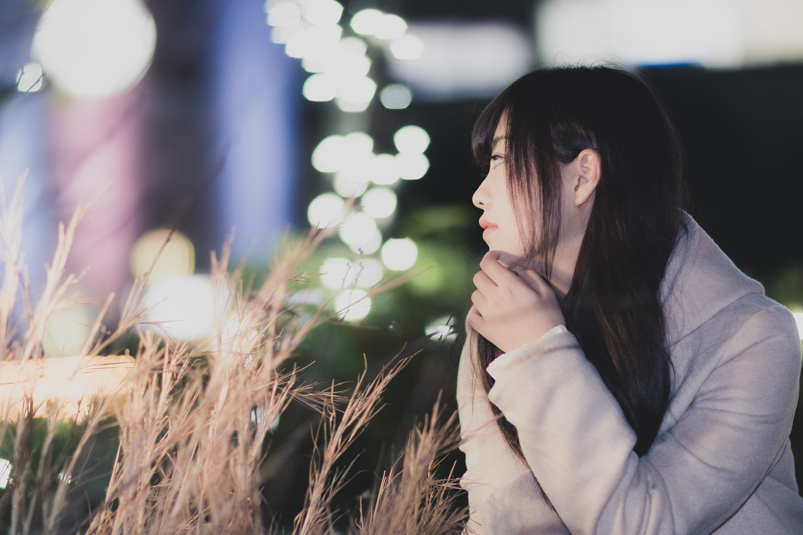せつない顔をした女性