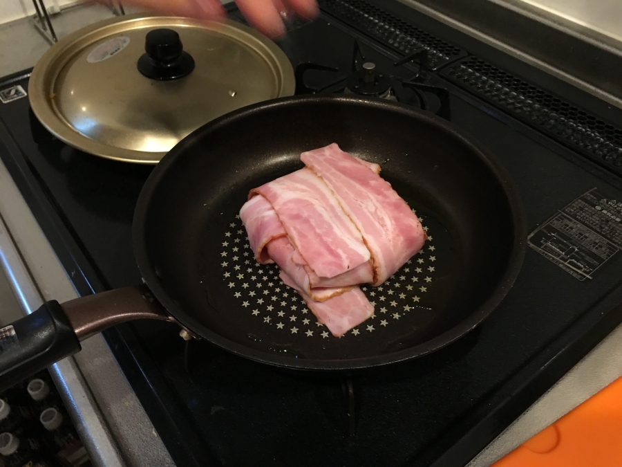 熱したフライパンで焼く