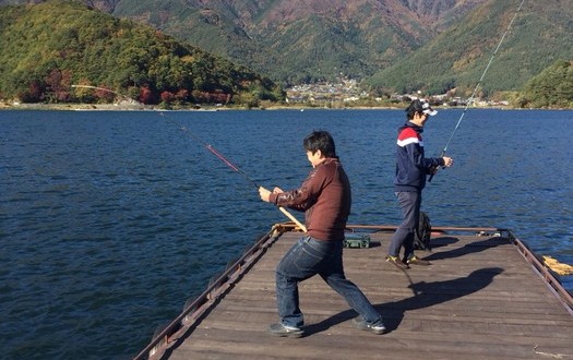 11月の河口湖に釣りに行ったはずなのに、気づいたら泳いでた話