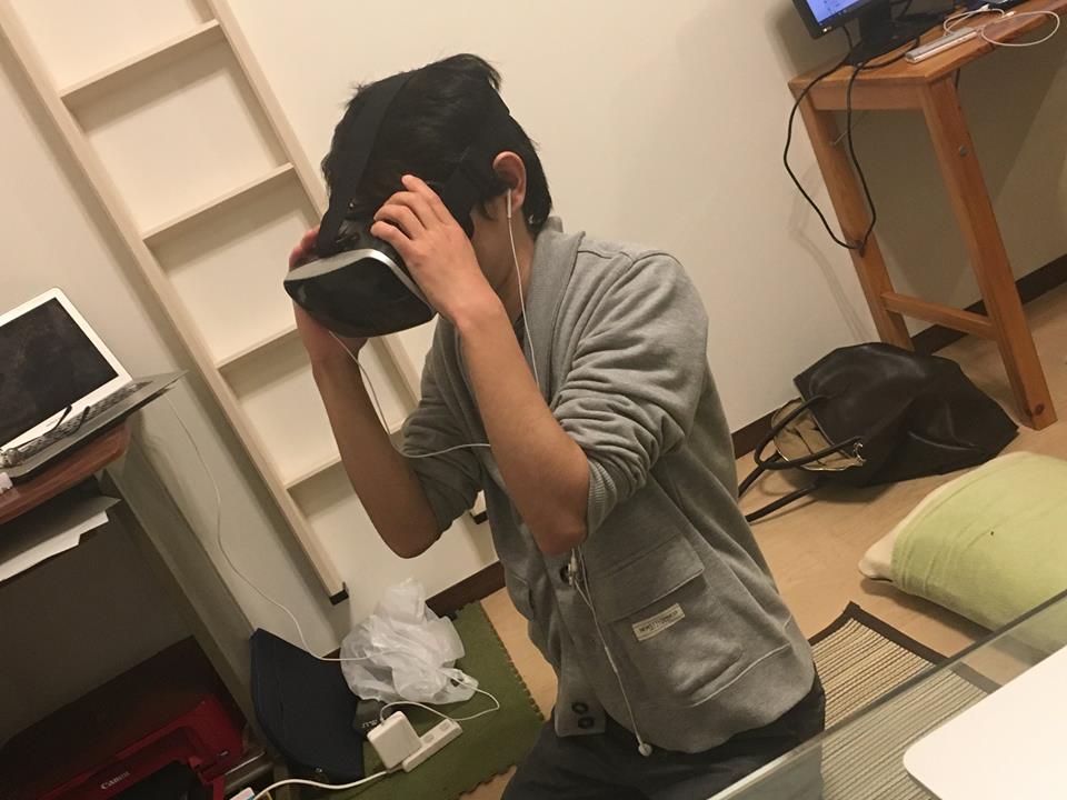 VRでバックを体験する松田