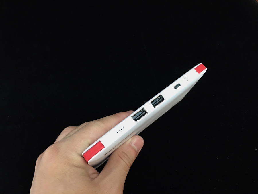 DmTown モバイルバッテリー側面