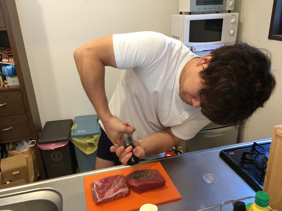 肉に胡椒を振る