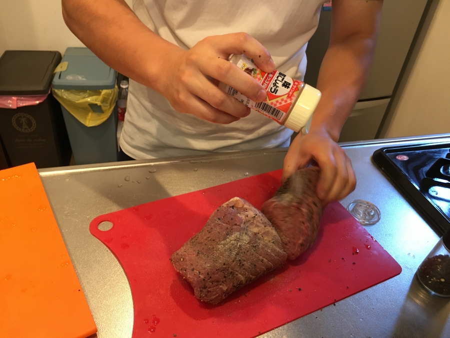 肉に塩胡椒を振る
