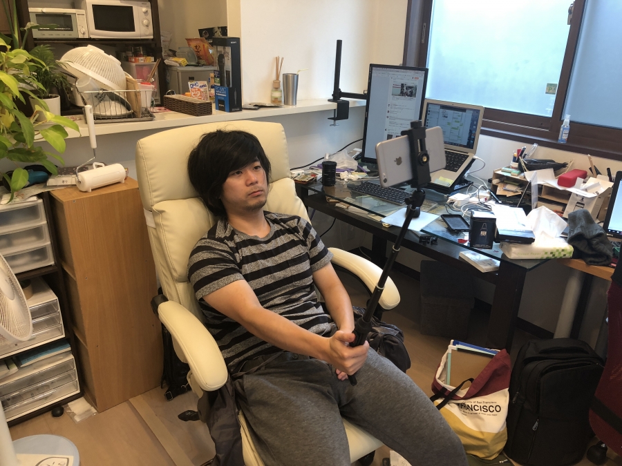 自撮り棒で写真を撮る僕