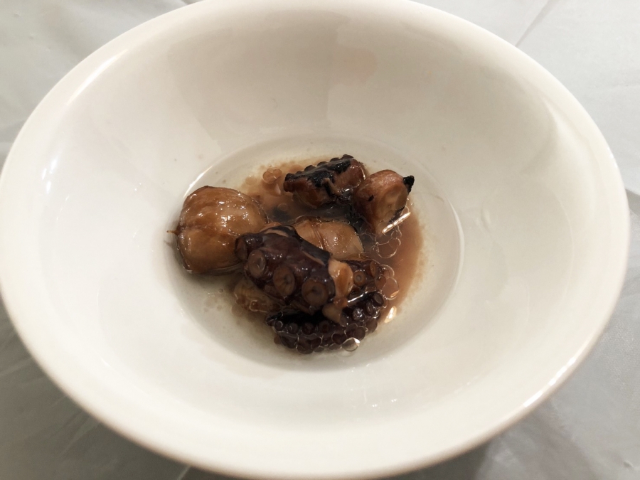缶つまSmoke たこ 皿に出した